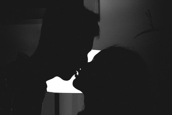 silhouette-photo-of-man-and-woman-kissing-1600128